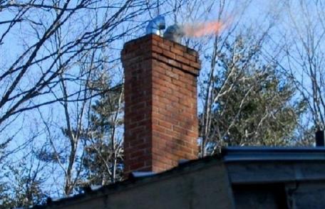 Casele a două familii în pericol în urma unor incendii la coșurile de fum