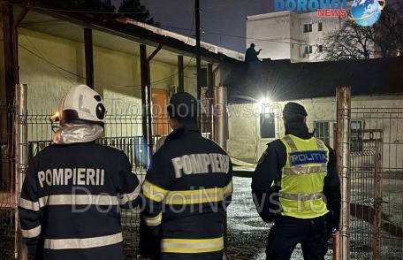 Desfășurare de forțe la Dorohoi după ce un bărbat a amenințat că se aruncă în gol de pe acoperișul unui imobil - FOTO
