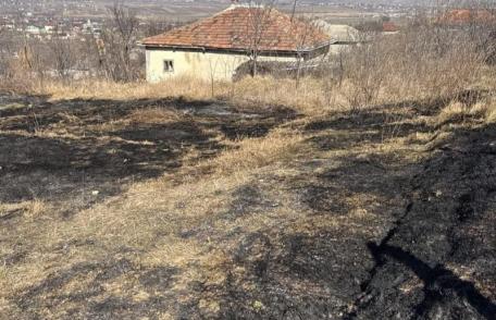 Stop incendiilor de vegetație uscată! O casă și 50 de hectare de rapiță au fost în pericol