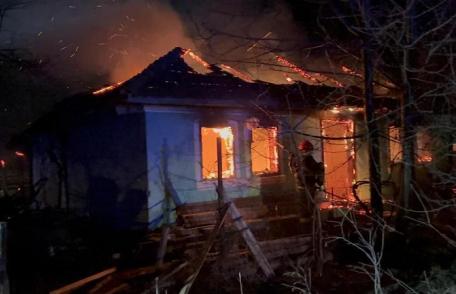 Tragedie la Mitoc: doi bărbați găsiți decedați într-o casă cuprinsă de flăcări 