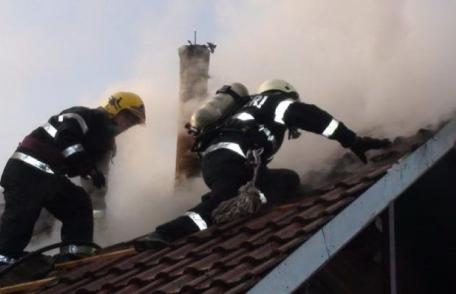 Gospodărie în pericol după ce a luat foc cenușa din interiorul coșului de fum