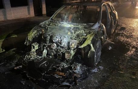 Un autoturism parcat pe un drum din județ a ars în totalitate