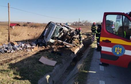 Accident! Bărbat rănit după ce s-a răsturnat cu camionul în afara părții carosabile