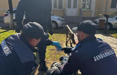 Bărbat inconștient ajutat de jandarmi. A fost transportat la spital 