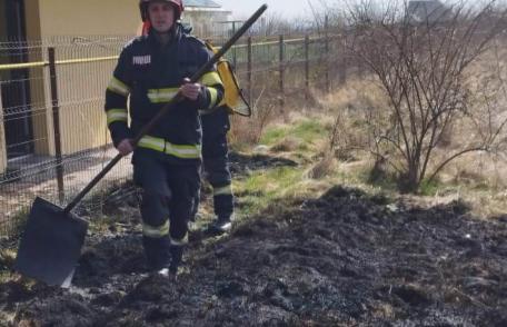Pompierii au intervenit la trei incendii de vegetație uscată care se puteau transforma în tragedii