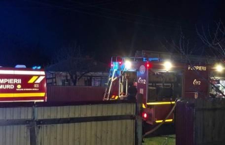 Bărbat de 74 de ani găsit decedat în holul casei în urma unui incendiu - FOTO