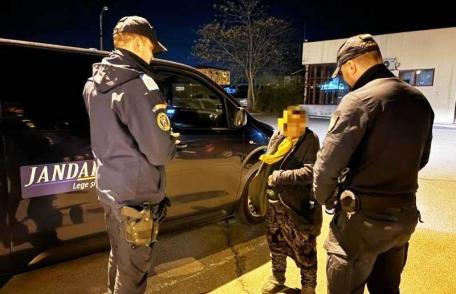 Bătrânică pierdută pe stradă, dusă de jandarmi la Centrul Social pentru Persoane Fără Adăpost Botoșani