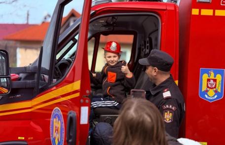 Pompierii, prietenii copiilor. Acțiune desfășurată la o grădiniță din județ - FOTO