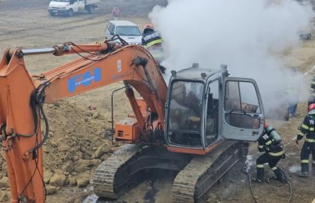 Un untilaj a luat foc în timp ce executa lucrări de excavare pe o stradă din Dorohoi