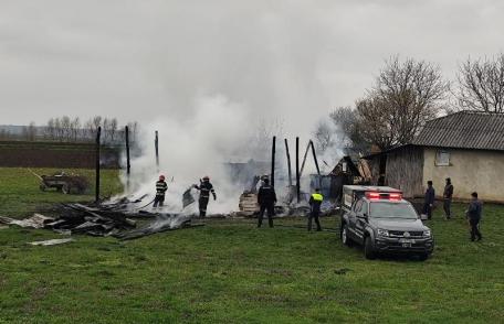 Un adăpost de animale și o tonă de furaje au fost cuprinse de flăcări la Alba