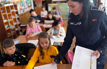Polițiştii botoşăneni alături de copii, în „Școala siguranţei Tedi”