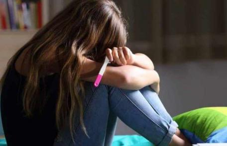 O elevă de 15 ani din Botoşani a aflat că este însărcinată, după ce i s-a făcut rău la şcoală