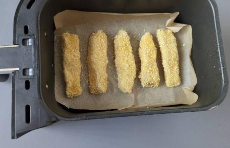 Batoane crocante de pește în friteuza cu aer