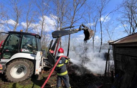 Incendiu violent produs într-o gospodărie din județul Botoșani