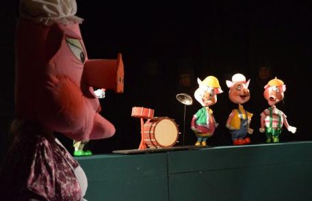 Spectacolul „Cei trei purceluşi” pus în scenă de Teatrul „Vasilache” Botoșani