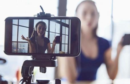 Adolescenții sub 16 ani nu vor mai putea face live-uri pe Instagram fără acordul părinților