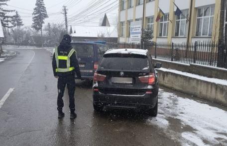 Tânără la volanul unui autoturism radiat din circulaţie, descoperită în trafic de către polițiștii de frontieră dorohoieni