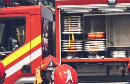 Casă în pericol din cauza unui incendiu izbucnit în jurul coșului de fum