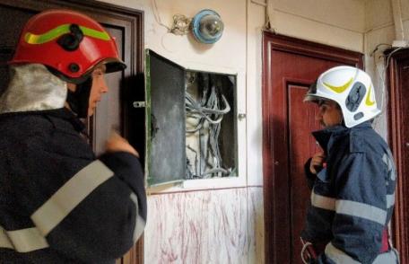 Un incendiu la un tablou electric a creat panică într-o scară de bloc