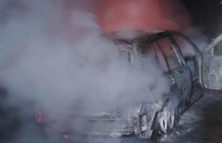 Autoturism parcat într-o gospodărie cuprins de flăcări noaptea trecută