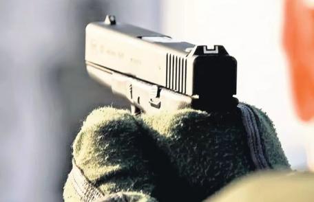 Armă tip pistol, cu destinația de tir sportiv și o cutie cu muniție găsite la un bărbat din Ștefănești