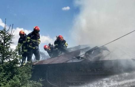 Bucătărie de vară și acoperișul unei anexe cuprinse de flăcări. Proprietara a suferit un atac de panică