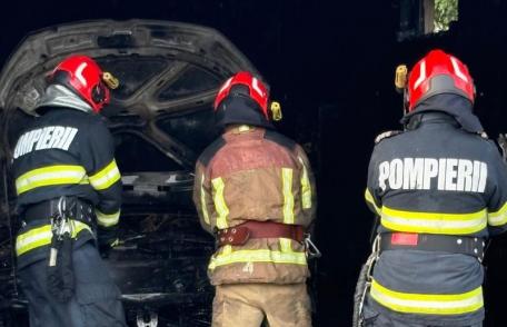 Garaj cuprins de flăcări la Cătămărăști Deal. O mașină și o bicicletă electrică distruse în incendiu