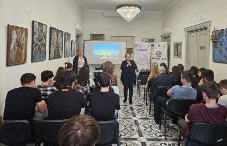 Elevii Seminarului Teologic Ortodox „Sfântul Gheorghe” Botoșani, prezenți la sesiunea de informare „Economia socială – oportunități pentru comunitate”