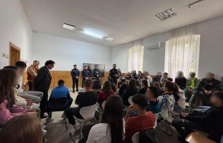 Jandarmii botoșăneni - activități preventive cu elevii Liceului Teoretic „Anastasie Bașotă” Pomârla