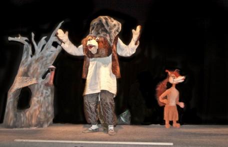 „Ursul păcălit de vulpe” în această săptămână la Teatrul „Vasilache”