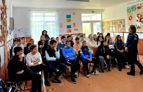 Polițiștii de siguranță școlară - activități în cadrul campaniei „Tăcerea e tot violență! Vocea ta e soluția”