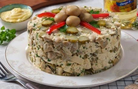 Salată de pui cu ciuperci și porumb