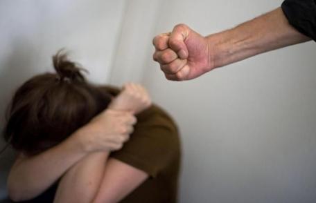Tânăr de 28 de ani reținut după ce și-a băgat concubina în spital
