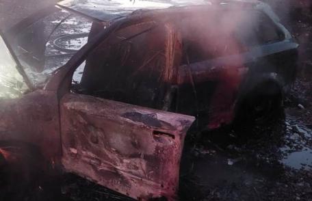 Autoturism parcat într-o gospodărie a luat foc seara trecută