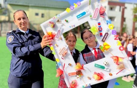 Ziua Școlii Gimnaziale „Elena Rareș” din municipiul Botoșani marcată prin lecții de viață pentru cei mici de la pompieri - FOTO