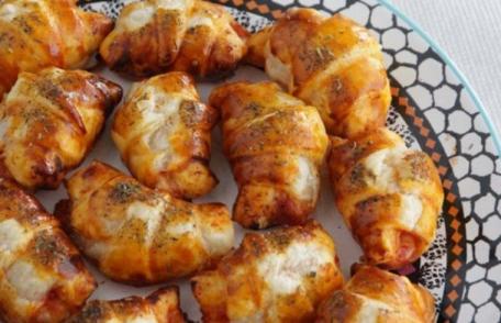 Mini croissante pizza cu șuncă și cașcaval