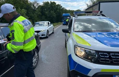 Șoferi rămași fără permis, după o depășire neregulamentară chiar în fața polițiștilor