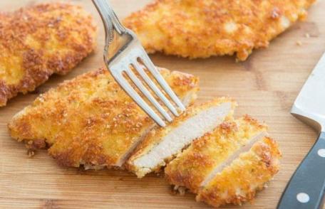Șnițel din piept de pui cu parmezan