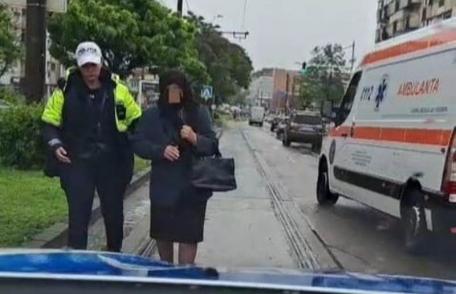 O bătrânică care rătăcea pe străzi ajutată de polițiștii rutieri din Botoșani