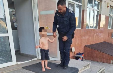 Un copil de 4 ani, găsit de polițiști pe stradă, după ce ar fi căzut de la etajul 1