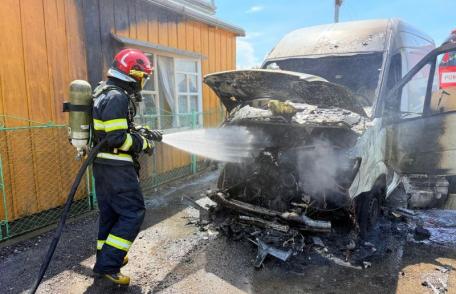 Autoutilitară parcată pe o stradă din Botoșani cuprinsă de flăcări