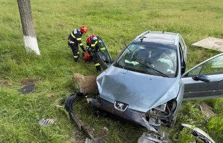 ACCIDENT la Cucorăni! Pasagerul din dreapta a rămas încarcerat - FOTO