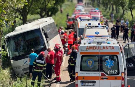 Accident la Ungureni! Un autocar de transport persoane s-a răsturnat în afara părții carosabile - FOTO
