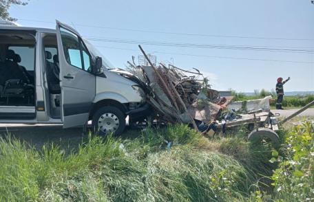 Accident între Flămânzi și Prăjeni. Două persoane rănite după impactul dintre un microbuz și o căruță