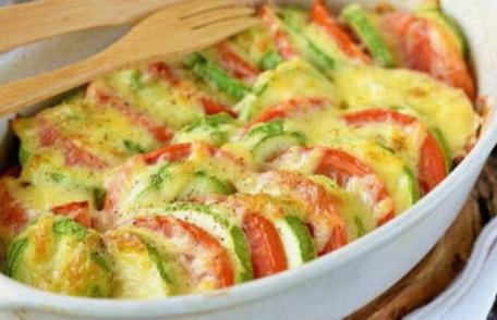 Felii de roșii cu dovlecei la cuptor