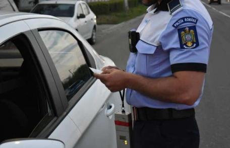 Șofer de 85 de ani amendat pentru că a condus o mașină fără numere și făra a avea documentele asupra sa