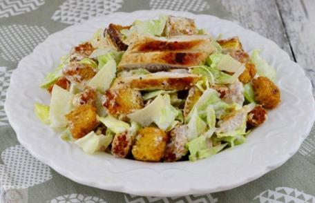Salată din piept de pui cu crutoane