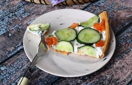 Tartă cu ricotta, castraveți și somon afumat