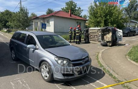 Accident la Dorohoi! Două femei și trei copii au ajuns la spital după ce taxiul în care se aflau s-a răsturnat