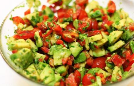 Salată de vară cu pătrunjel, avocado și ardei capia